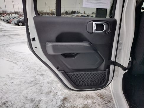 Used 2023 Jeep Wrangler Sahara image 11