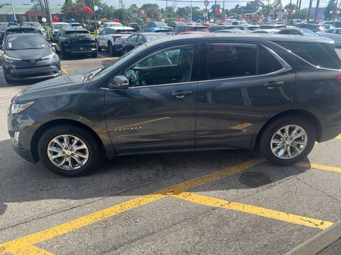 Used 2019 Chevrolet Equinox LT w/ Driver Convenience Package FWD image 2