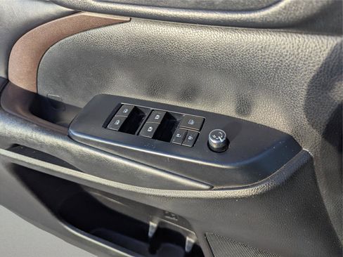 Used 2019 Toyota Highlander XLE image 19