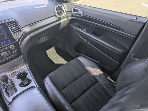 Used 2019 Jeep Grand Cherokee Laredo w/ Laredo X Package image 18