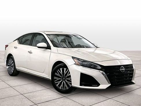 Used 2023 Nissan Altima 2.5 SV w/ SV Premium Package AWD/4WD image 2