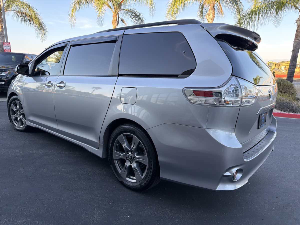 Used 2018 Toyota Sienna SE FWD image 11