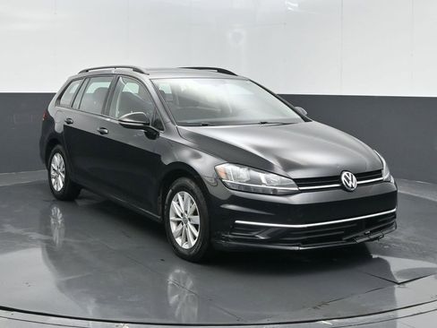 Used 2018 Volkswagen Golf S image 2
