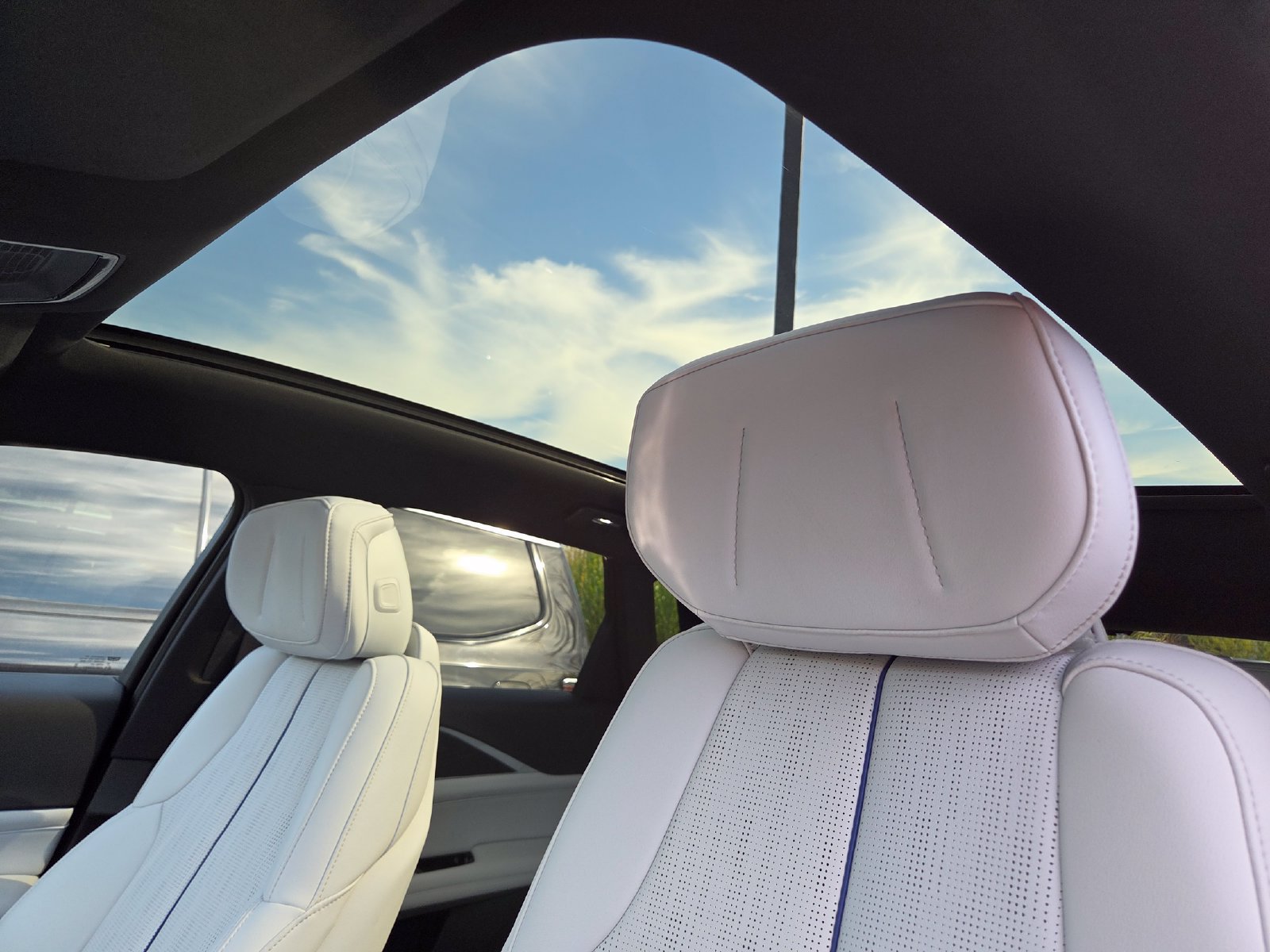 Certified 2024 Cadillac Lyriq Luxury AWD/4WD image 2