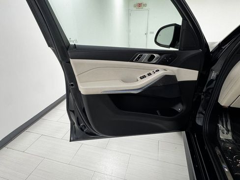 Used 2022 BMW X5 xDrive45e w/ M Sport Package image 9