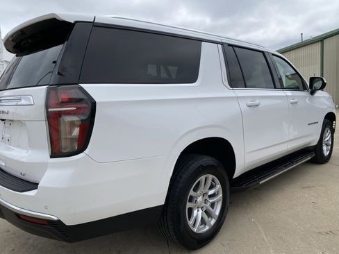 Used 2023 Chevrolet Suburban LT image 5