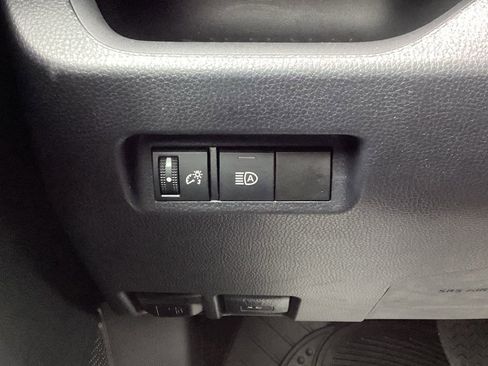 Used 2022 Toyota RAV4 XLE image 25