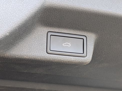 Used 2025 Volkswagen ID. Buzz 1st Edition RWD image 22