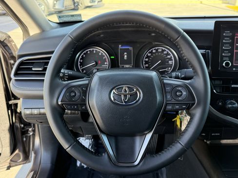 Used 2024 Toyota Camry SE image 19