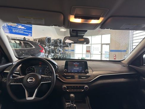 Used 2025 Nissan Altima 2.5 SV FWD image 9