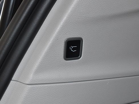 Certified 2024 Chrysler Pacifica Touring-L FWD image 23
