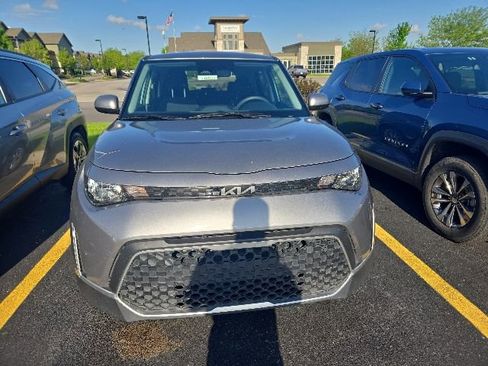 Used 2025 Kia Soul LX w/ LX Technology Package FWD image 2