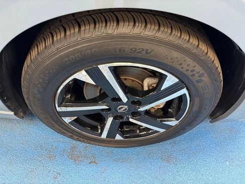 Used 2025 Nissan Sentra SV FWD image 3