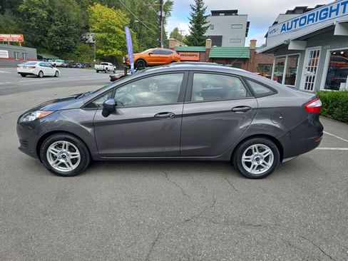 Used 2017 Ford Fiesta SE image 3