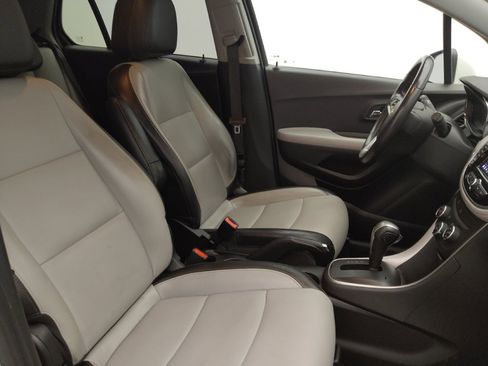 Used 2021 Chevrolet Trax LT w/ Premium Seat Package FWD image 21