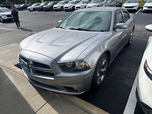 Used 2013 Dodge Charger SXT RWD image 3