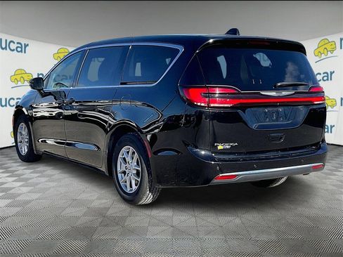 Used 2024 Chrysler Pacifica Touring-L image 4