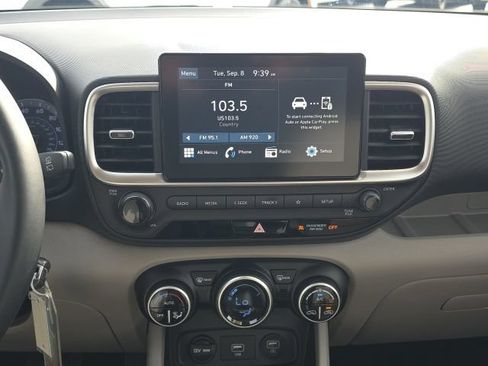 Used 2021 Hyundai Venue SEL FWD image 11