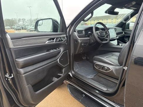 Used 2023 Jeep Wagoneer L Series II image 9