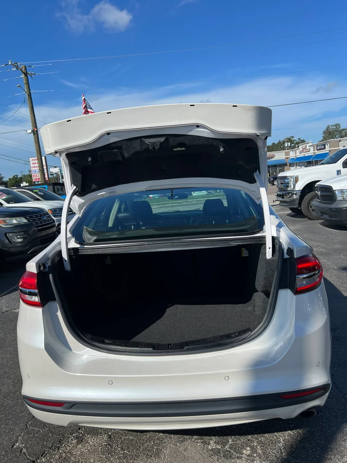 Used 2017 Ford Fusion SE w/ Fusion SE Technology Package FWD image 21
