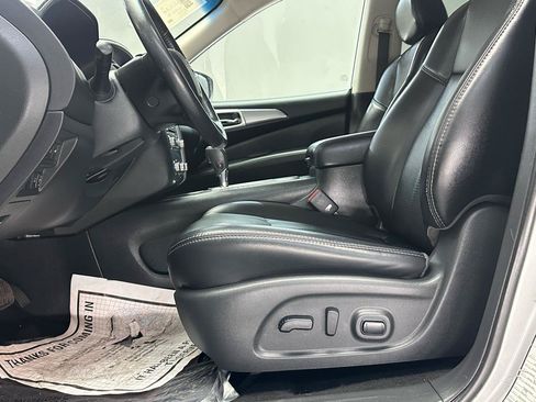 Used 2019 Nissan Pathfinder SL FWD image 19