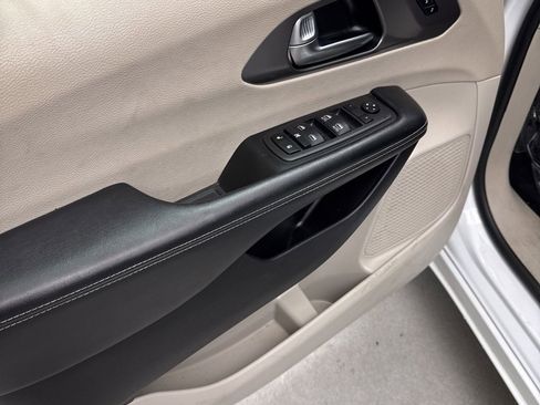 Used 2022 Chrysler Pacifica Touring-L FWD image 13