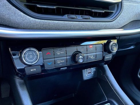 Used 2024 Jeep Compass Latitude AWD/4WD image 15