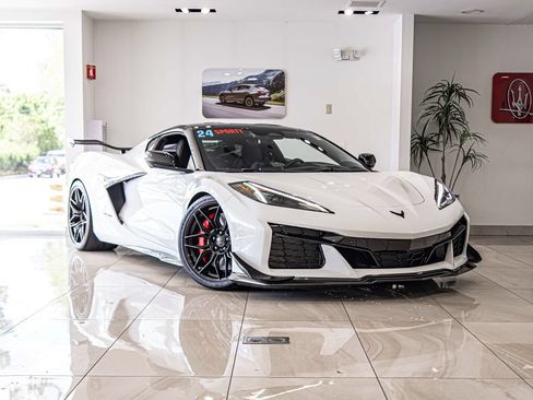 Used 2024 Chevrolet Corvette Z06 w/ Stealth Interior Trim Package RWD image 6