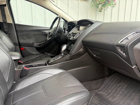 Used 2017 Ford Focus Titanium w/ Titanium Technology Package FWD image 18