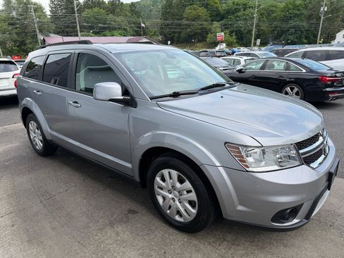 Used 2019 Dodge Journey SE w/ Premium Group FWD image 3