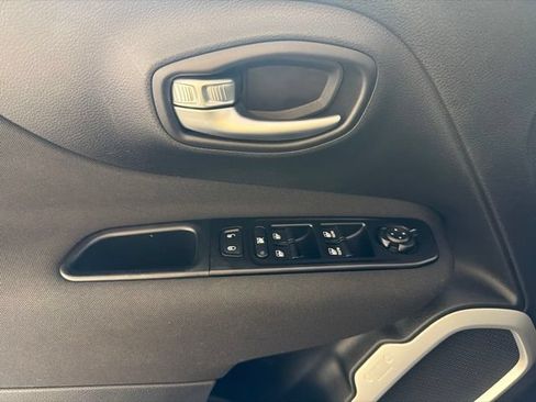 Used 2021 Jeep Renegade Latitude w/ Convenience Group AWD/4WD image 15