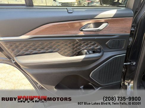 Used 2023 Jeep Grand Cherokee Summit w/ Adv Protech Group IV AWD/4WD image 28