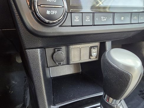 Used 2015 Toyota Corolla LE image 23