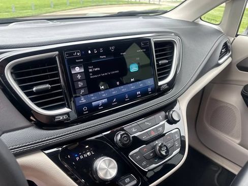 Used 2023 Chrysler Pacifica Touring-L FWD image 17