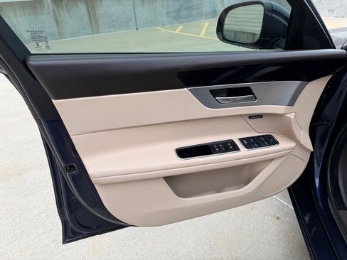 Used 2018 Jaguar XF Premium image 9