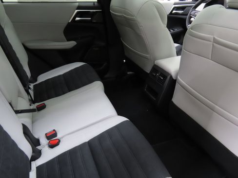 Used 2025 Mitsubishi Outlander SE FWD image 25