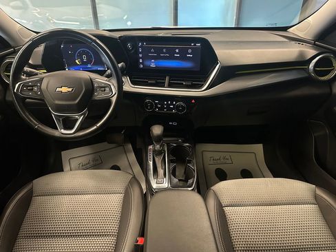 Used 2024 Chevrolet Trax LT w/ Sunroof Package FWD image 9