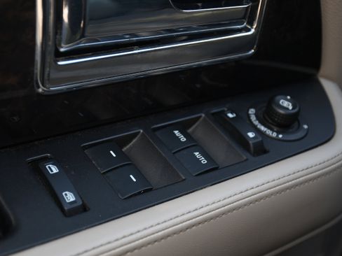 Used 2017 Lincoln Navigator Select image 11