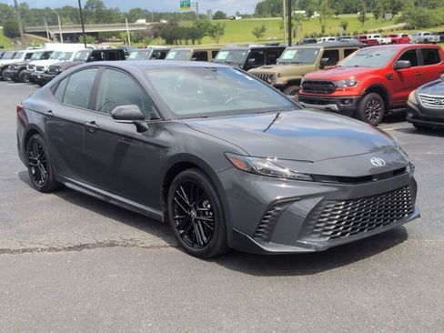 Used 2025 Toyota Camry SE w/ Convenience Package FWD image 2