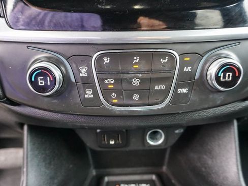 Used 2022 Chevrolet Traverse LT image 20