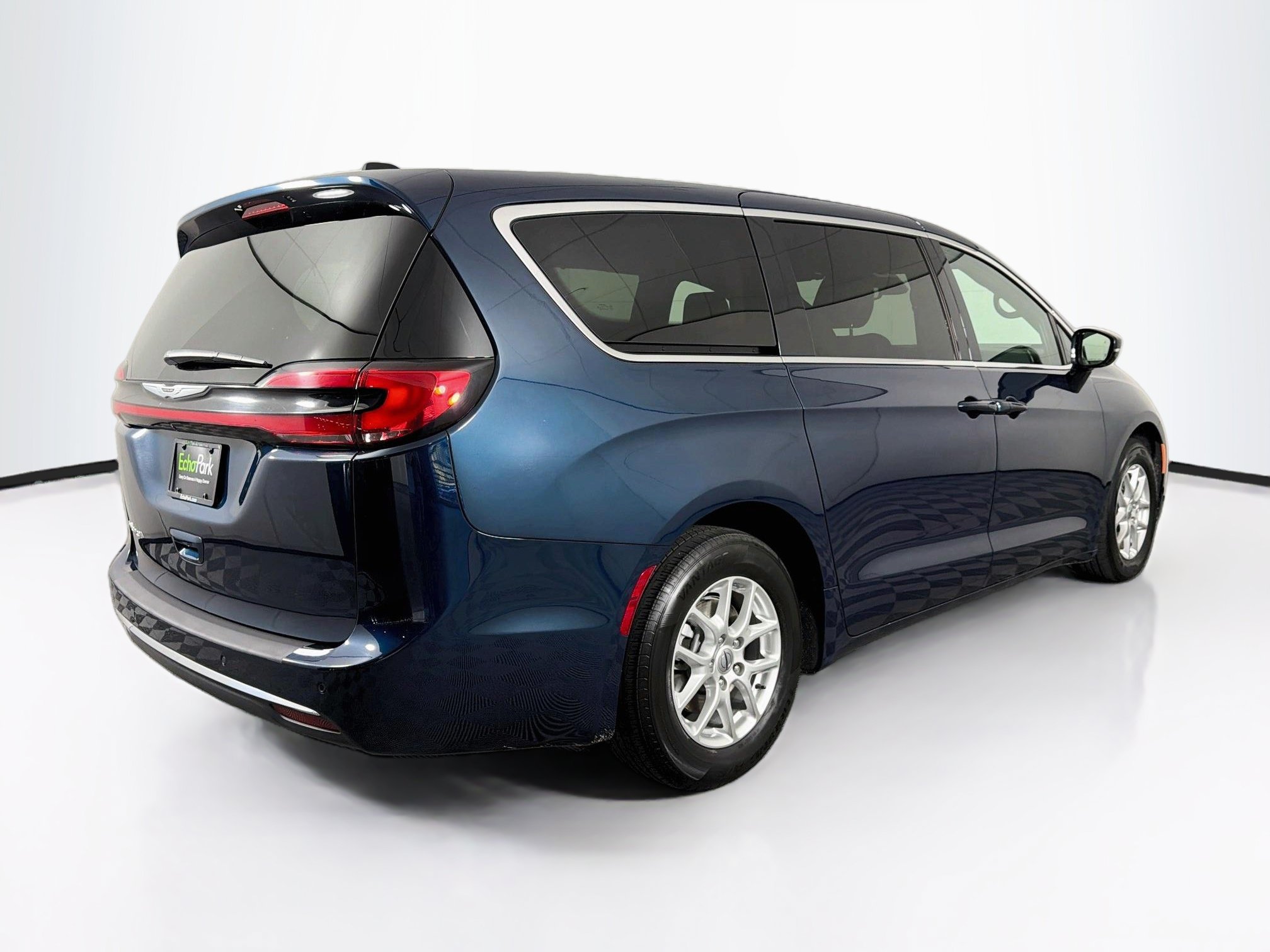 Used 2025 Chrysler Pacifica Select FWD image 9