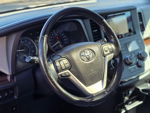 Used 2017 Toyota Sienna Limited Premium image 25