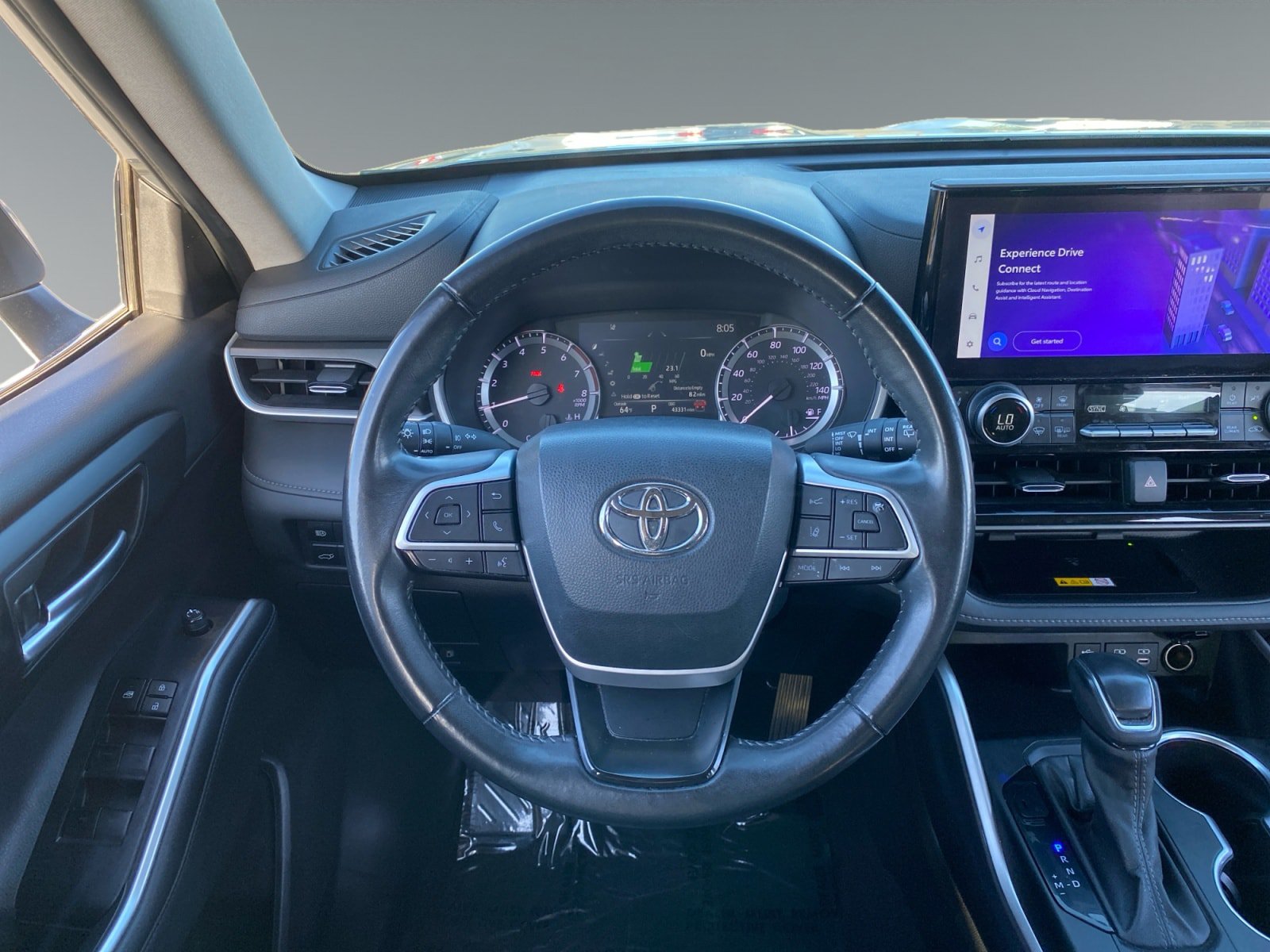 Used 2024 Toyota Highlander XLE FWD image 12