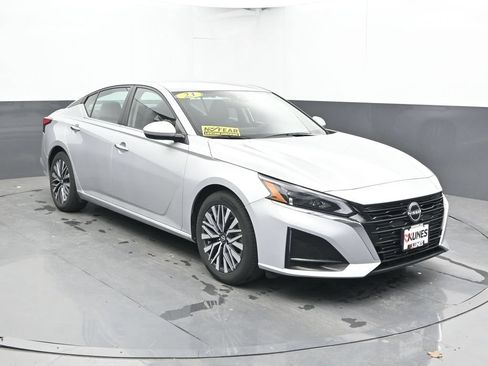 Used 2023 Nissan Altima 2.5 SV FWD image 5