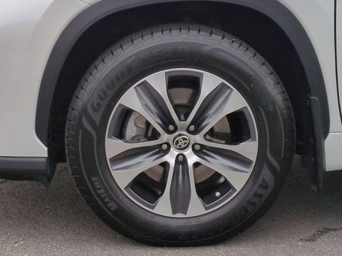 Used 2022 Toyota Highlander XLE image 14