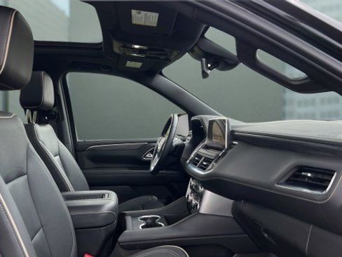 Used 2023 GMC Yukon XL SLT w/ SLT Luxury Package image 13