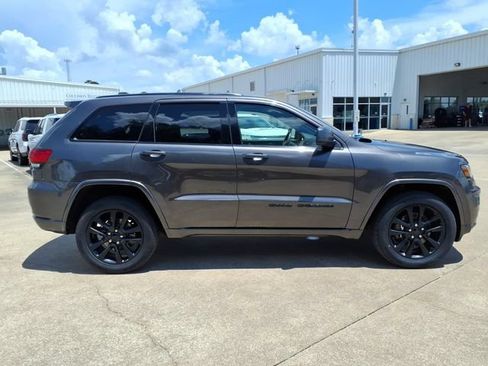 Used 2021 Jeep Grand Cherokee Laredo X AWD/4WD image 4