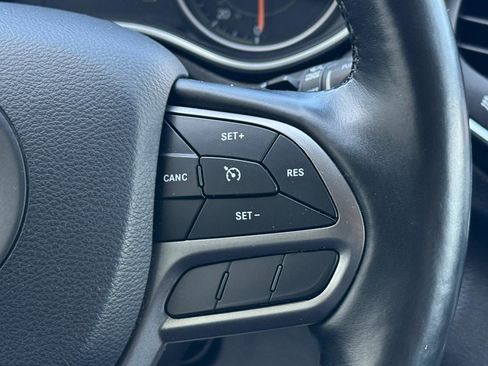 Used 2019 Jeep Cherokee Latitude Plus w/ Comfort/Convenience Group AWD/4WD image 17