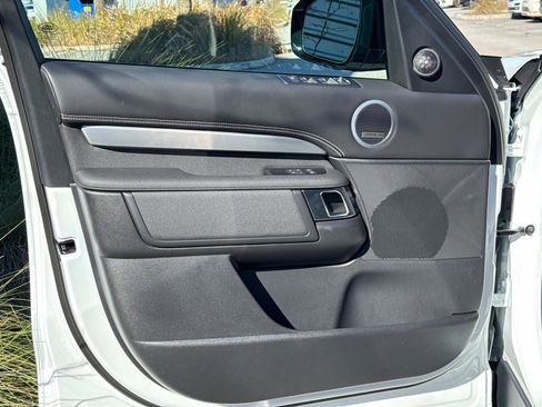 New 2025 Land Rover Discovery Dynamic SE image 17