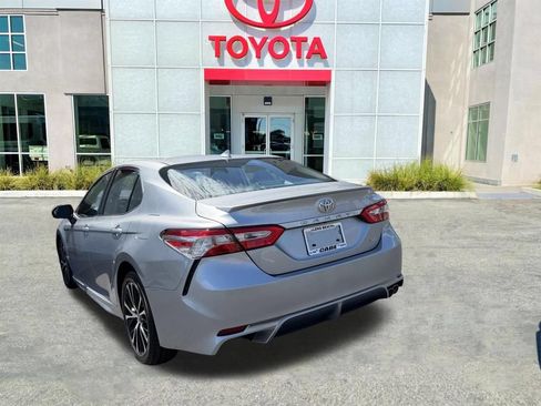 Used 2020 Toyota Camry SE FWD image 5